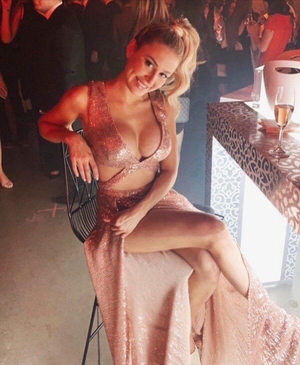 Hot Girls Wearing Very Tight Dresses 