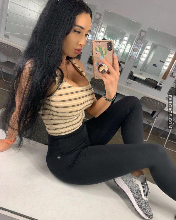 Hot Girls in Yoga Pants Look Really, Really Good on You 