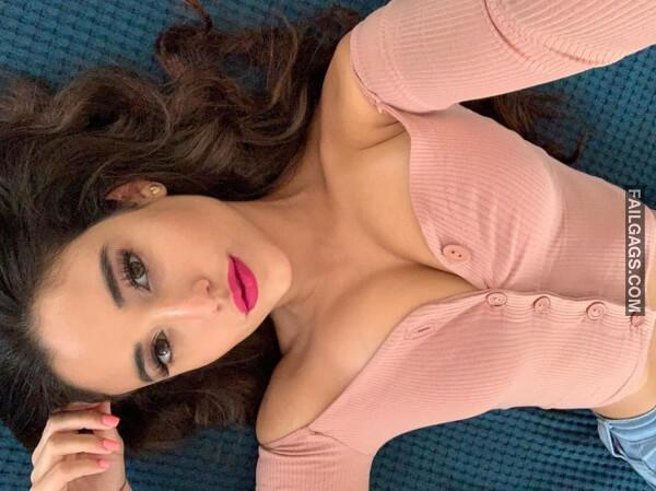 Hot Girls Selfies That Scream ‘Excuse Me Eyes Up Here’ 