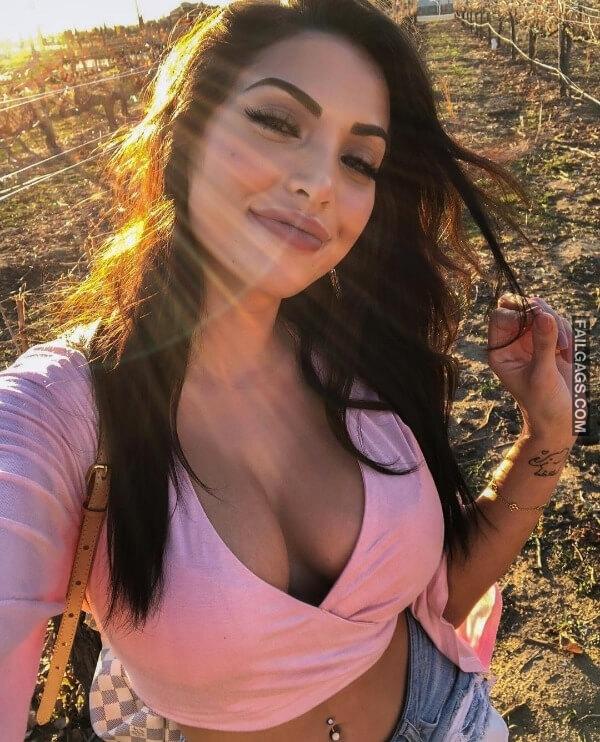 Hot Girls Selfies That Scream ‘Excuse Me Eyes Up Here’ 