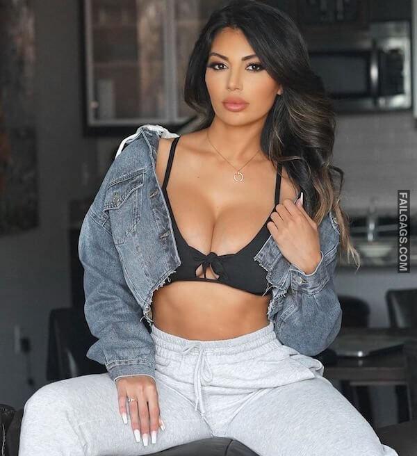 Sexy Women Showing Off Their Boobs and Cleavage 9