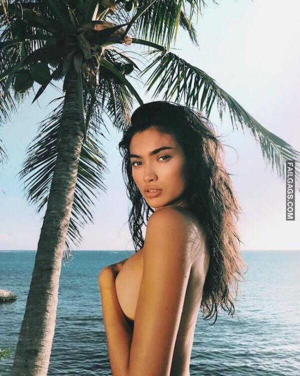 Sexy Girls With Big Boobs Showing Off Their Sideboob 14