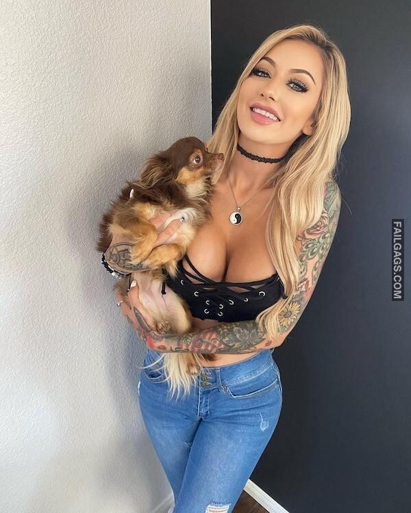 Hot Tattooed Girls Showing Deep Cleavage 9