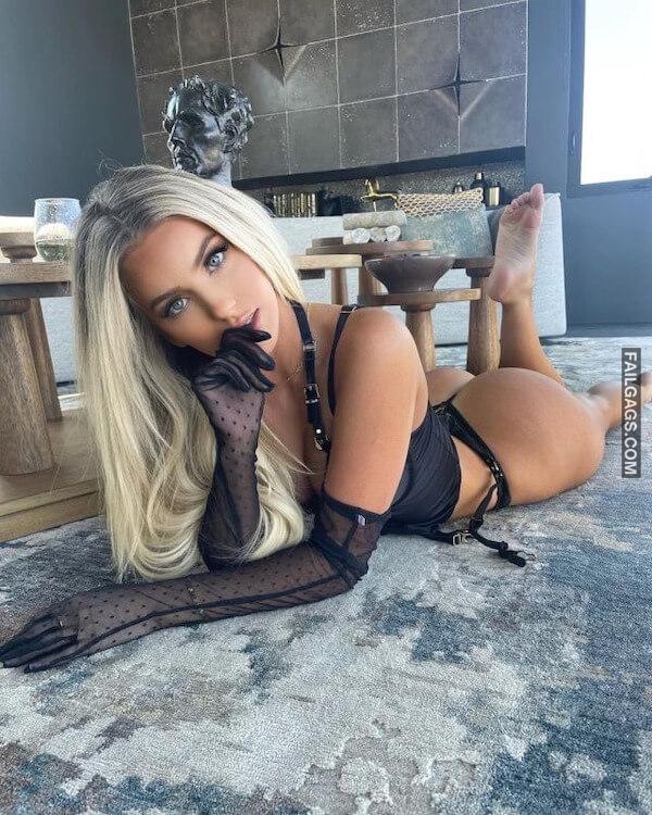 Sexy Girls in Fishnets and Mesh Showing Big Ass 7