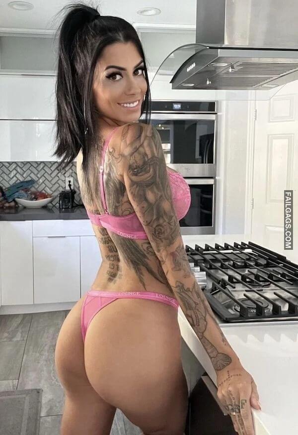 Sexy Girls With Dimples Showing Big Ass 4