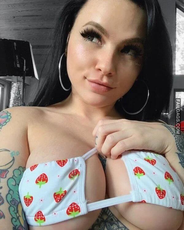 Sexy Tattooed Gals With Big Boobs 1